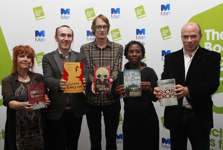 Booker. And the nominees are ... Fem af de seks kandidater på shortlisten til årets Bookerpris ses her på billedet. Fra venstre Carol Birch, Stephen Kelman, Patrick deWitt, Esi Edugyan og A.D. Miller. Favoritten Julian Barnes er ikke med på billedet. 