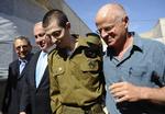Frihed. Soldaten Gilad Shalit blev modtaget af sin far efter løsladelsen. 