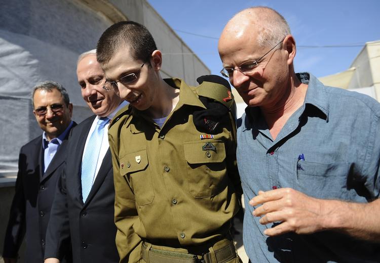 Frihed. Soldaten Gilad Shalit blev modtaget af sin far efter løsladelsen. 