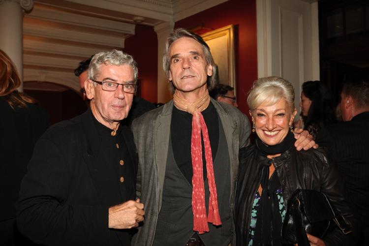 Spotlys. Jeremy Irons (i midten) får hovedrollen i Bille Augusts kommende film. Her ses han med venner ved New York Film Festival tidligere på året. 