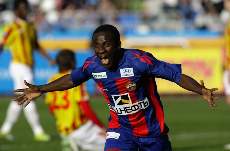skifte. Seydou Doumbia fejrer en scoring for CSKA. 