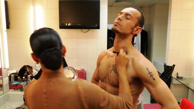 Livskrise. Et dansepar kæmper bag hårpomade, makeup og glittertøj med ambitioner og knas i forholdet. 