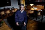 Stjernekigger. Folketingest nye formand, Morgens Lykketoft (S) - her med sin ipad, på sit ney kontor. 
