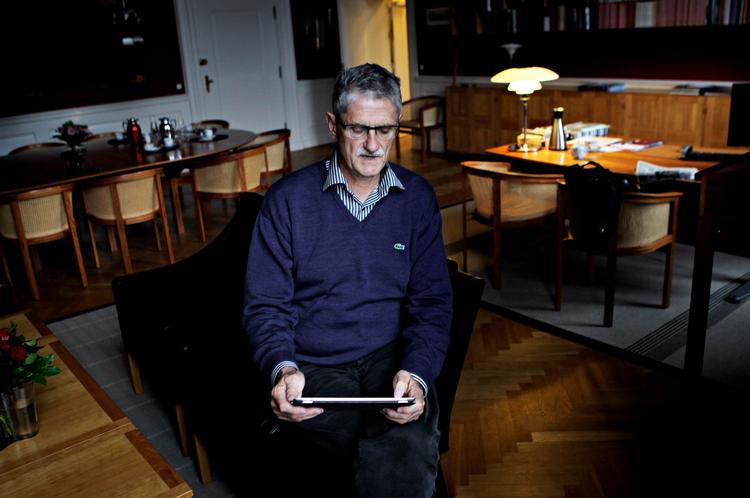 Stjernekigger. Folketingest nye formand, Morgens Lykketoft (S) - her med sin ipad, på sit ney kontor. 