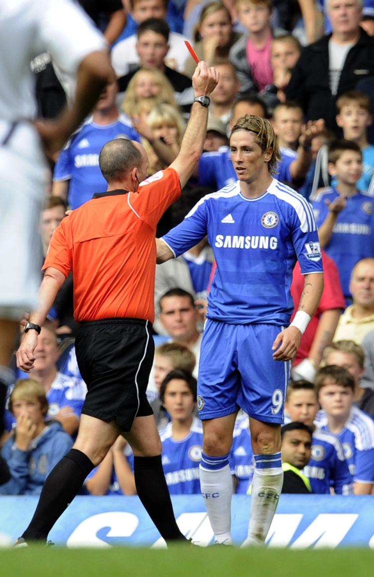 Pause. Et rødt kort har hold Fernando Torres væk fra Chelsea-holdet i flere uger. 