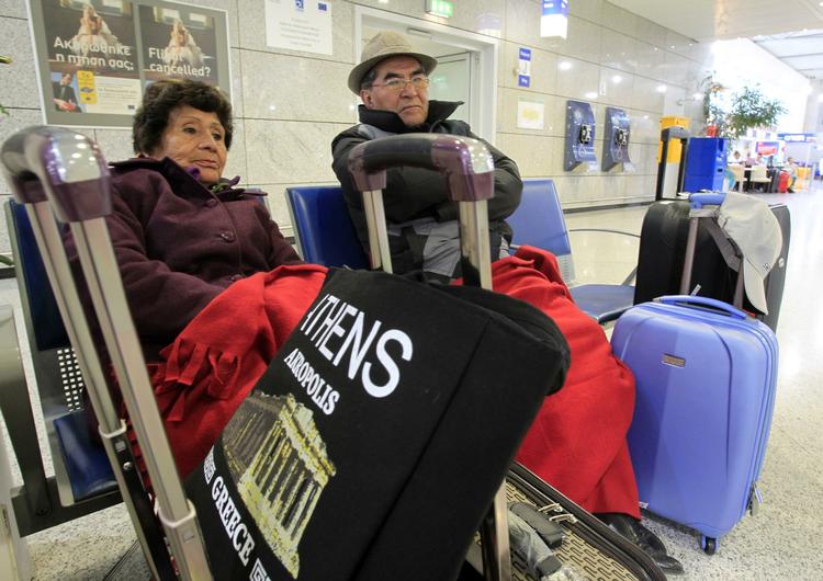 Ventetid. Turister fra Bolivia må væbne sig med tålmodighed under strejken, der også rammer Athens lufthavn. 