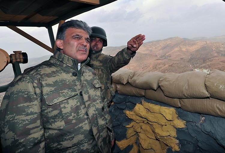 hævn. Den tyrkiske præsident Abdullah Gül bebuder voldsom hævn mod kurdiske oprørere for soldatermassakre tidligere i dag. 