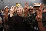 gæstevisit. Den amerikanske udenrigsminister Hillary Clinton hilser på oprørssoldater kort før hun forlader Tripoli efter et overraskelsesvisit. 