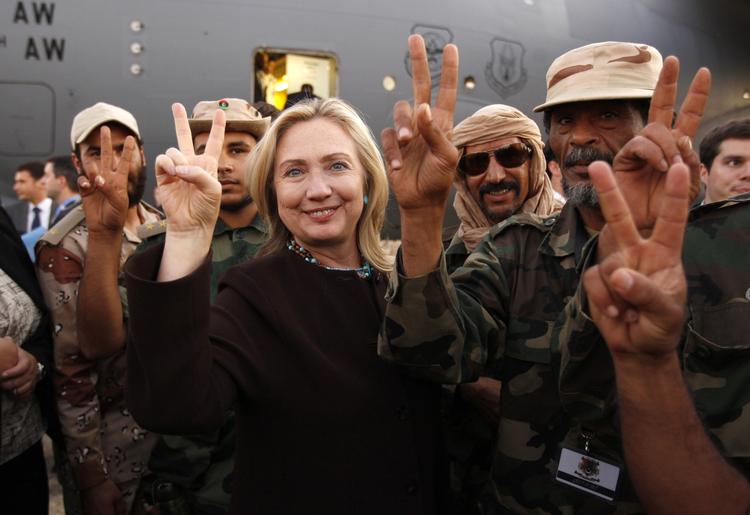 gæstevisit. Den amerikanske udenrigsminister Hillary Clinton hilser på oprørssoldater kort før hun forlader Tripoli efter et overraskelsesvisit. 