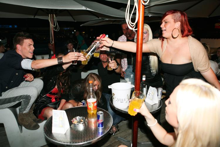 Mediekritik. »Hvor er det befriende at høre, at unge er trætte af den nye bølge af realityshow, hvor festen tager overhånd, og hvor ovenud selvsikre unge giver den gas«, skriver medieforsker, efter at flere unge i weekendens Politiken kritiserede de mange druk- og festprogrammer. Et eksempel er 'Kongerne af Marielyst' (billedet) på Kanal 5. 