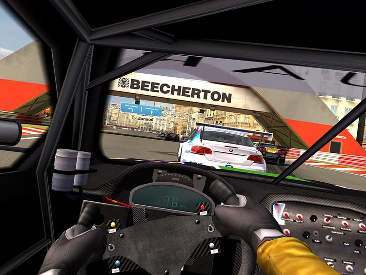 iPad'en er et rat, hvor du ser verden igennem, og det fungerer glimrende i 'Real Racing 2 HD'. 
