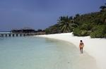 Verdensarv? En turist vandrer på stranden på en af Maldivernes øer. Ø-gruppen er med i afstemning om nye naturvidundere. 