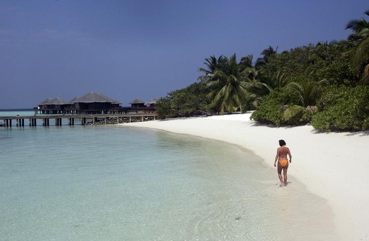 Verdensarv? En turist vandrer på stranden på en af Maldivernes øer. Ø-gruppen er med i afstemning om nye naturvidundere. 