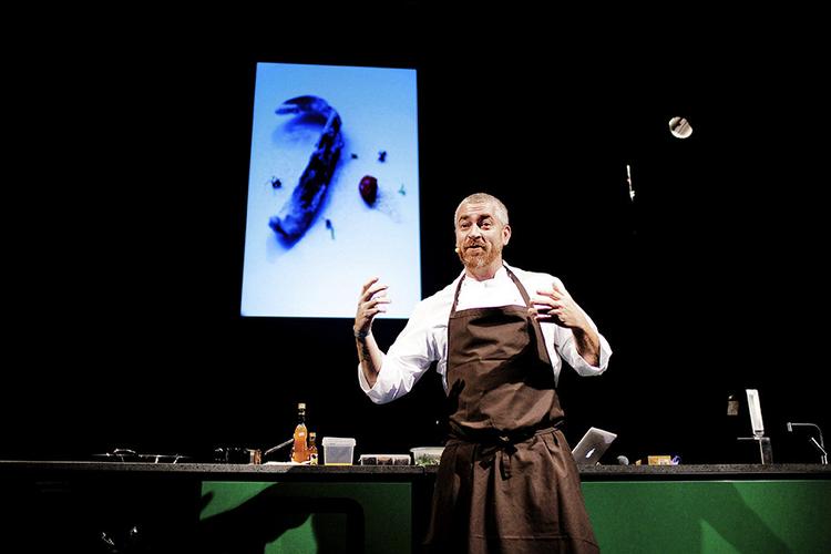 MYRERSLIK. Køkkenchef Alex Atala fra den brasilianske mesterrestaurant D.O.M. serverede små vingummier med sprøde myrer under det nyligt afholdte Foodcamp-symposium på Refshaleøen . 