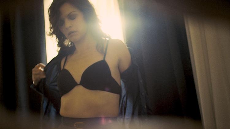 Stjernekrig. Det er danske stjerner som Stine Stengade, Mikael Birkkjær, Trine Dyrholm og David Dencik, der tegner den dramatiske konstellation i hotellets evige frirum. 