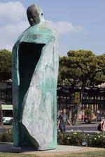 Syndig. Sådan skriver vatikanets avis om statuen af Johannes Paul, der ligner diktatoren Mussolini. 