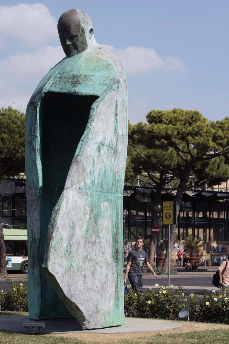 Syndig. Sådan skriver vatikanets avis om statuen af Johannes Paul, der ligner diktatoren Mussolini. 