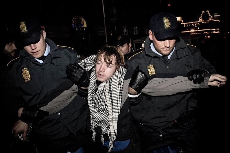 OPRØR. Én efter én fik demonstranterne strips om hænderne og blev taget med ind i en politibus. 