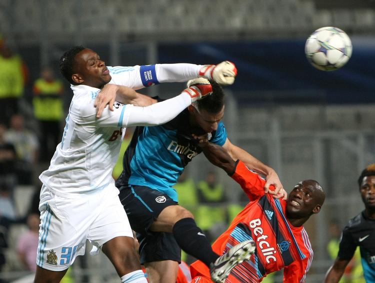 hands. Målmændene er de eneste, der må bruge hænderne inde på banen, men det var der andre end Steve Mandanda, der gjorde i Marseille i aften. 