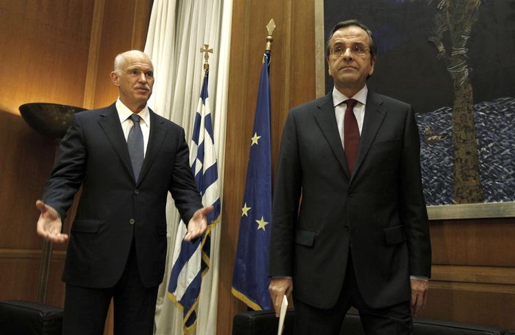Den græske premierminister George Papandreou (tv) har sit at se til med en stor gæld på den ene side og en vred befolkning på den anden. Her står han sammen med den konservative oppositionsleder Antonis Samaras. 