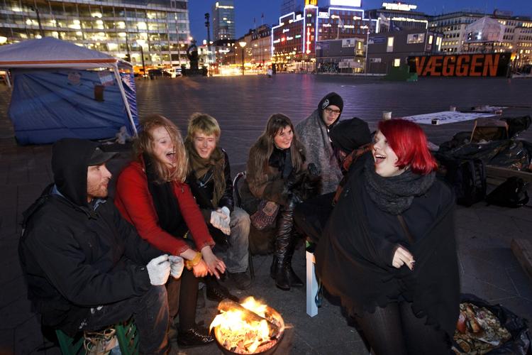 protest. Trods en kold nat holder den danske pendant til 'Occupy Wall Street' ud endnu. I aften forsøgte politiet at rydde stedet. Men kort efter var de protesterende tilbage igen. 