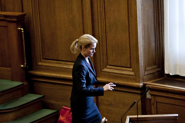 Krise. Foreløbig er det ikke lykkedes for hverken statsminister Helle Thorning-Schmidt (S) eller hendes enorme entourage af juniorministre at sætte så meget som én enkelt fremadrettet dagsorden. 