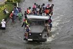 Oversvømmelser. Et militært køretøj fragter borgere igennem vandmasserne i Nonthaburi-provinsen nord for Bangkok. 