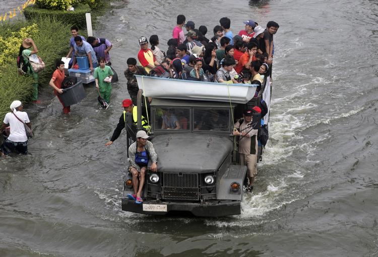 Oversvømmelser. Et militært køretøj fragter borgere igennem vandmasserne i Nonthaburi-provinsen nord for Bangkok. 