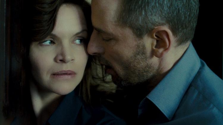 Dansk. Stine Stengade og Mikael Birkkjær gør det godt, men filmen 'Værelse 302' bliver aldrig rigtigt rørende, mener anmelderne. 