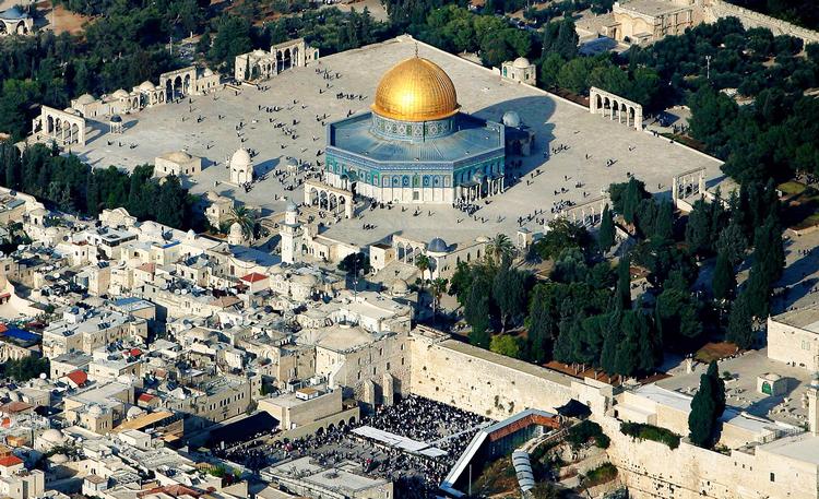 Tempelbjerget. Har haBayit på hebraisk, Haram al-Sharif på arabisk og kendt i Bibelen som Morjas bjerg – det mest markante sted i Jerusalem. Hertil valfarter kristne, muslimer og jøder, og herfra udgår al historie i Jerusalem. 