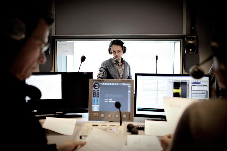 Prøver. Den nye station vil sende uredigerede båndoptagelser mellem klokken 4 og 5 om morgenen. 