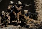 Krigsfilm. »Dag 1: Marinekorpsets 35. ekspeditionsstyrke er i Kabul og forbereder sig på afgang til det sydlige Afghanistan. Pludselig forsvinder de«. Sådan lød starten på netdebattørernes manuskript. 
