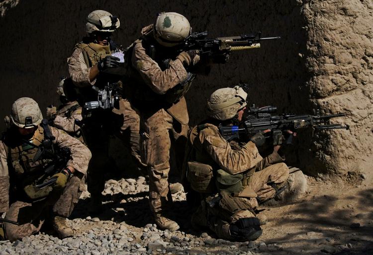 Krigsfilm. »Dag 1: Marinekorpsets 35. ekspeditionsstyrke er i Kabul og forbereder sig på afgang til det sydlige Afghanistan. Pludselig forsvinder de«. Sådan lød starten på netdebattørernes manuskript. 