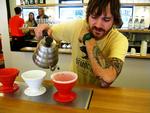Specielt. Flere kaffebarer går over til at brygge sort kaffe på gammeldags maner - med filter. For eksempel nyåbnede Democratic Coffee Bar i Krystalgade. 