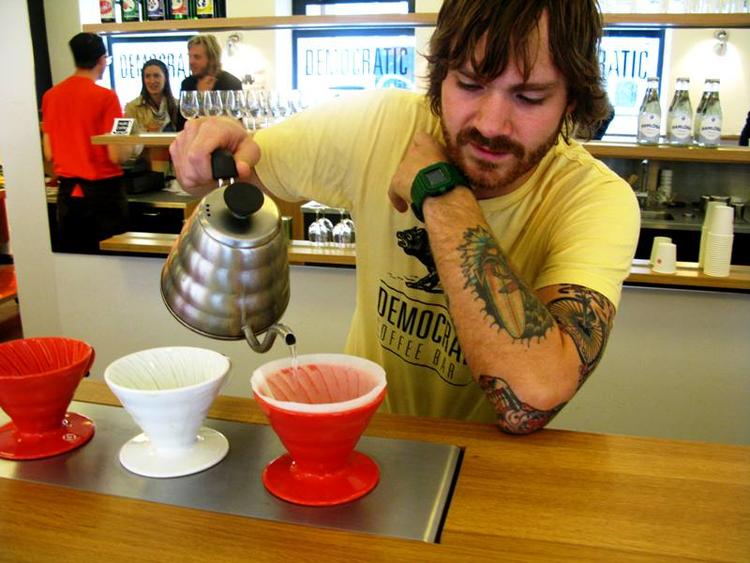 Specielt. Flere kaffebarer går over til at brygge sort kaffe på gammeldags maner - med filter. For eksempel nyåbnede Democratic Coffee Bar i Krystalgade. 