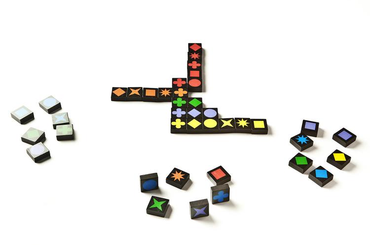 Spil med 6. 'Qwirkle' går ud på at lave rækker a 6 med forskellige figurer og farver. Et vidunderligt velfungerende strategispil med de bedst elementer fra spil som Scrabble, Tantrix, Rummikub og Sudoku. 