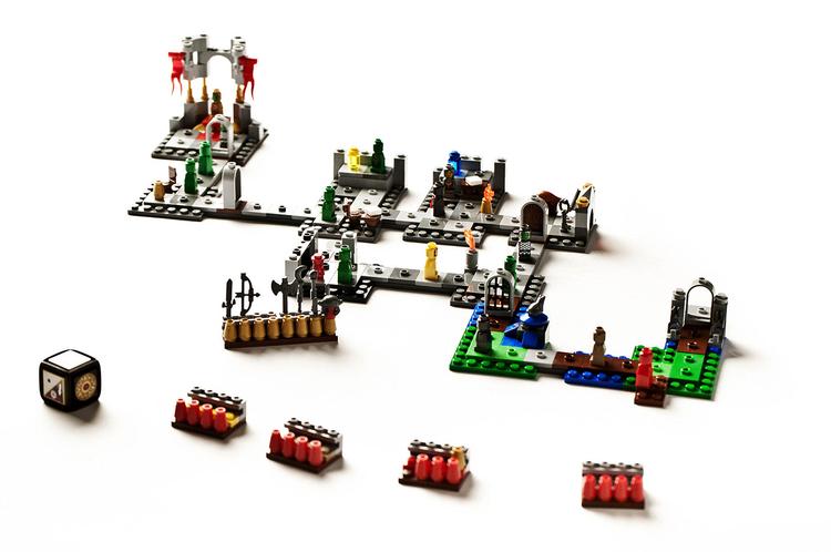 Hulens Helstøbt. I 'Lego Heroica Fortaan' skal man selv bygge sine egne hulesystemer op og derefter gå på monsterjagt. Til spillet fås også fire mindre udvidelser, så man kan sætte flere hulesystemer på og på den måde udvide brætspillet i det uendelige. 