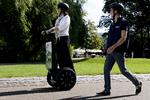 Verdenspremiere. »At kaste sig ud i en tur i Segworld er en blanding af et flyvende tæppe og alpint skiløb,« siger Paul Teichert om den nye Segway-park i Aarhus. 