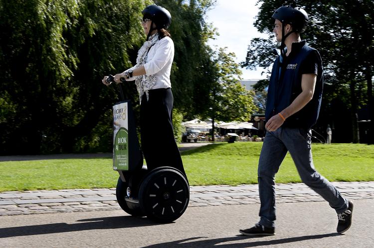 Verdenspremiere. »At kaste sig ud i en tur i Segworld er en blanding af et flyvende tæppe og alpint skiløb,« siger Paul Teichert om den nye Segway-park i Aarhus. 