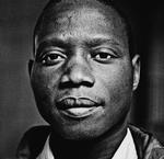 Eksil. I Gambia var Seedy Bojang journalist på en avis, det blev brændt ned. I Danmark har han fred til at skrive i to år. 