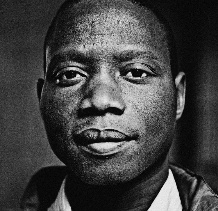 Eksil. I Gambia var Seedy Bojang journalist på en avis, det blev brændt ned. I Danmark har han fred til at skrive i to år. 