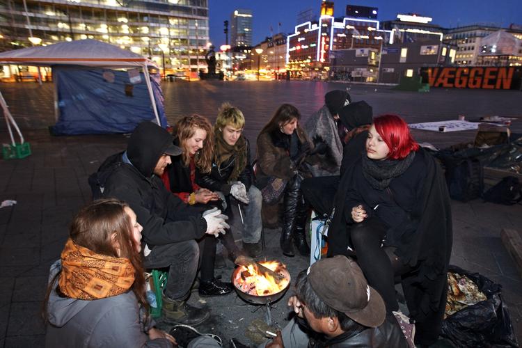 Stædighed. Selvom politiet i aftes opløste demonstrationen på Rådhuspladsen og anholdt 11 personer, genoptog en gruppe demonstranter hurtigt aktionen. 