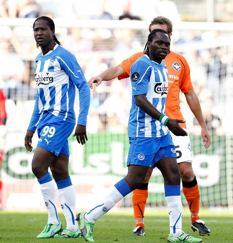 MÅLMAGERE. Djiby Fall (tv) og Peter Utaka regner med snart at score mål på stribe for OB. 