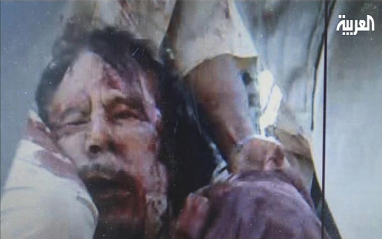 Billedet, der angiveligt forestiller den dræbte Moamar Gaddafi, blev bragt på den arabiske tv-kanal Al Arabiya. Det er ikke endeligt bekræftet, at billedet forestiller LIbyens tidligere leder, men det nye styre i landet oplyser, at liget af Moamar Gadaffi er blevet fotograferet. 