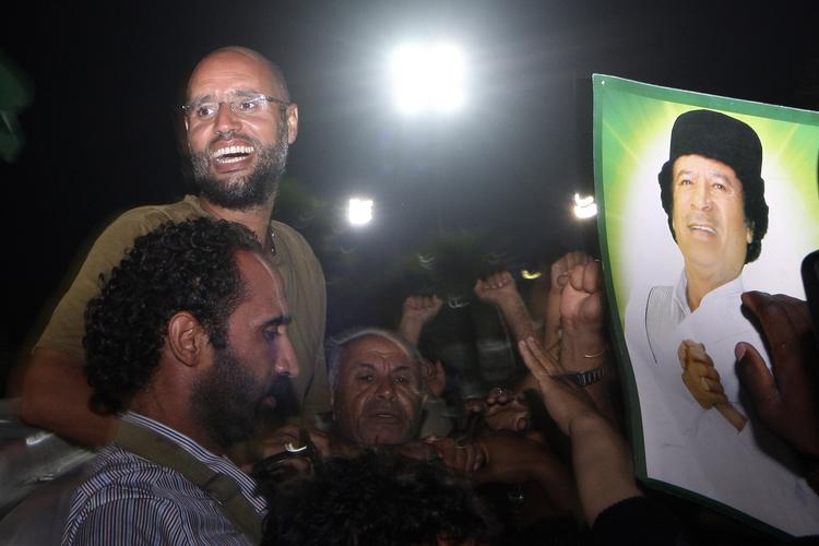 Efterfølger. Saif Al-Islam (til venstre) var angiveligt et godt bud på en efterfølger til Moamar Gaddafi. Her ses han i Tripoli. 