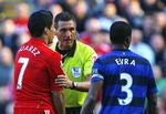KAMPHANER. Dommer Andre Marriner måtte flere gange skille Suarez og Patrice Evra under opgøret mellem Liverpool og Manchester United. 