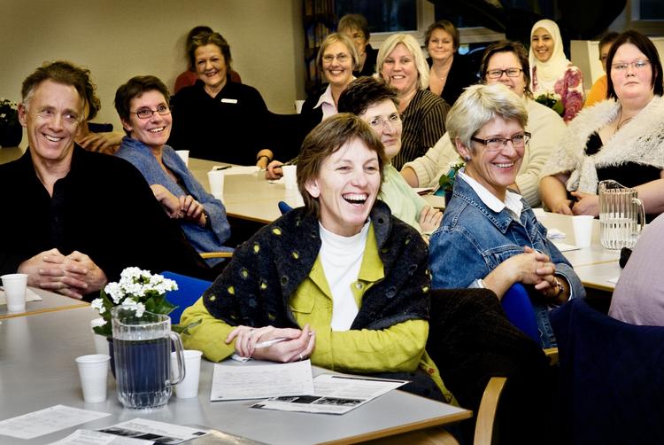 sjovt. Det behøver ikke altid være underholdende at være til personalemøde, men hvis man bruger en time af sin arbejdstid, skal det som minimum være udviklende. Disse medarbejdere i Aarhus ser nu ud til at have det meget sjovt. 