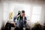 befriet. Og berørt. Ali Benkraiam er født i Libyen, men bor i Danmark. Han glæder sig over, at oberst Gaddafi ikke længere er ved magten. Familie og venner ringer dagen igennem for at ønske tillykke. 