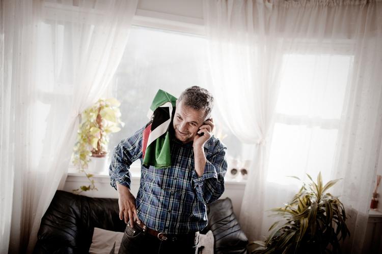 befriet. Og berørt. Ali Benkraiam er født i Libyen, men bor i Danmark. Han glæder sig over, at oberst Gaddafi ikke længere er ved magten. Familie og venner ringer dagen igennem for at ønske tillykke. 