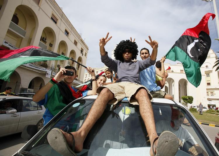 Sejrsstemning. Der bliver festet i Tripoli, da nyheden om Gaddafis død breder sig. I morgen ventes overgangsrådets formand at erklære Libyen for frit. 